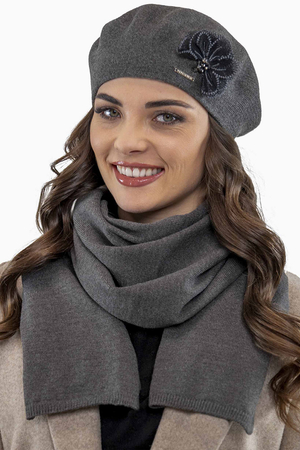 Vivisence Elegantes Damen Winter Set Aus Baskenmütze Mit Blumenapplikation Und Langer Schal Aus Warmem Garn Perfekte Für Kalte Wintertage Ideal Für Elegante Und Sportliche Outfits, Dunkelgrau