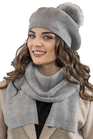 Vivisence Elegantes Damen Winter Set Aus Baskenmütze Mit Bommel Und Schal Aus Warmem Garn Mit Wollzusatz Perfekte Für Elegante Und Sportliche Outfits Ideal Für Kalte Wintertage, Hellgrau