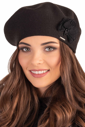 Vivisence Baskenmütze Winter Damen mit Klassischem Schnitt Elegante Mütze mit Wärmendem Garn mit Wollzusatz Wintermütze für Frauen Blumenapplikation Perfekte Anpassung Modell 7036, Schwarz