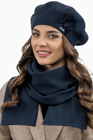 Vivisence Elegantes Damen Winter Set Aus Baskenmütze Mit Blumenapplikation Und Langer Schal Aus Warmem Garn Perfekte Für Kalte Wintertage Ideal Für Elegante Und Sportliche Outfits, Dunkelblau