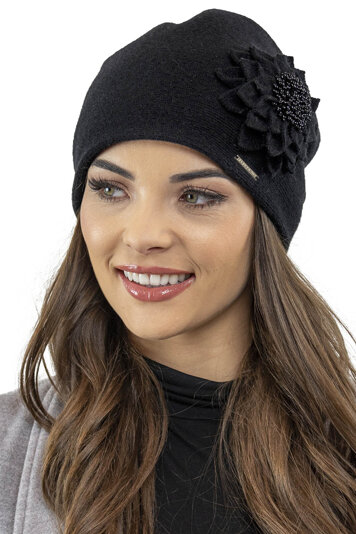 Vivisence Trendige Für Damen Wintermütze Mit Schöner Blumenapplikation Aus Wärmendem Wollgarn In Perfekter Passform Mit Dekorativen Falten Hinten Ideal Für Kalte Tage, Schwarz