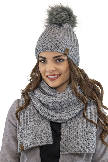 Vivisence Trendiger Damen Winter Set Aus Bommelmütze Mit Schal Aus Wärmendem Garn Mit Vlies-Innenfutter Antistatische Perfekte Passform Für Kalte Wintertage Modisches Design, Hellgrau