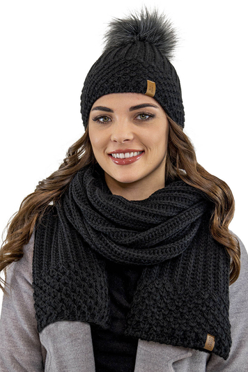 Vivisence Trendiger Damen Winter Set Aus Bommelmütze Mit Schal Aus Wärmendem Garn Mit Vlies-Innenfutter Antistatische Perfekte Passform Für Kalte Wintertage Modisches Design, Schwarz