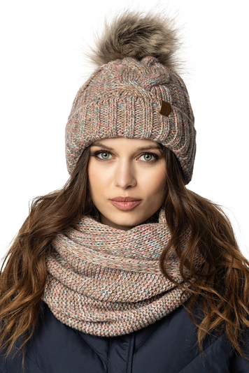 Vivisence Trendiger Damen Winter Set Aus Bommelmütze Und Loop-Schal Aus Wärmendem Garn Mit Innenfutter Aus Vlies Perfekte Passform Für Kalte Wintertage Modisches Design, Braune Melange