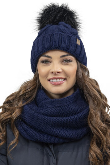 Vivisence Trendiger Damen Winter Set Aus Bommelmütze Und Loop-Schal Aus Wärmendem Garn Mit Innenfutter Aus Vlies Perfekte Passform Für Kalte Wintertage Modisches Design, Dunkelblau