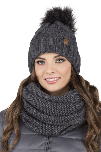 Vivisence Trendiger Damen Winter Set Aus Bommelmütze Und Loop-Schal Aus Wärmendem Garn Mit Innenfutter Aus Vlies Perfekte Passform Für Kalte Wintertage Modisches Design, Dunkelgrau