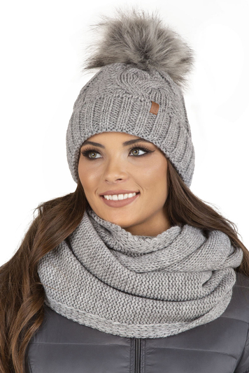 Vivisence Trendiger Damen Winter Set Aus Bommelmütze Und Loop-Schal Aus Wärmendem Garn Mit Innenfutter Aus Vlies Perfekte Passform Für Kalte Wintertage Modisches Design, Hellgrau