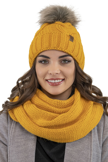 Vivisence Trendiger Damen Winter Set Aus Bommelmütze Und Loop-Schal Aus Wärmendem Garn Mit Innenfutter Aus Vlies Perfekte Passform Für Kalte Wintertage Modisches Design, Honig