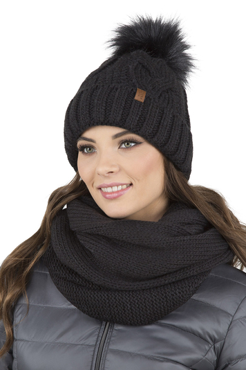 Vivisence Trendiger Damen Winter Set Aus Bommelmütze Und Loop-Schal Aus Wärmendem Garn Mit Innenfutter Aus Vlies Perfekte Passform Für Kalte Wintertage Modisches Design, Schwarz