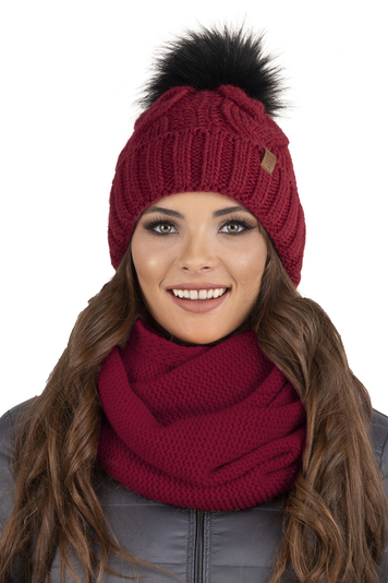 Vivisence Trendiger Damen Winter Set Aus Bommelmütze Und Loop-Schal Aus Wärmendem Garn Mit Innenfutter Aus Vlies Perfekte Passform Für Kalte Wintertage Modisches Design, Weinrot