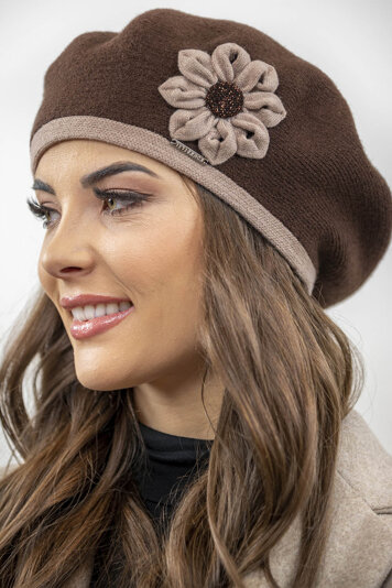 Vivisence Winter Baskenmütze für Damen Herbst Warme Barette mit Blumenapplikation Frauen Elegante Klassischem Stil Perfekte für Herbst und Wintertage Modell 7046, Braun