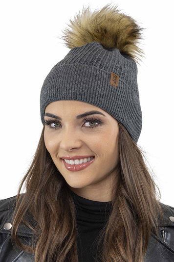 Vivisence Winter Bommelmütze für Damen Wintermütze mit Bommel Herbst aus Warmem Acrylgarn mit Antistatischer Wirkung Perfekte Passform für Kalte Wintertage Modell 7042, Dunkelgrau