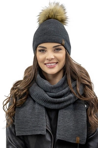 Vivisence Elegantes Damen Winter Set Aus Mütze Und Schal Mit Bommel Aus Warmem Garn Antistatische Eigenschaften Perfekte Passform Für Elegante Und Sportliche Outfits, dunkelgrau