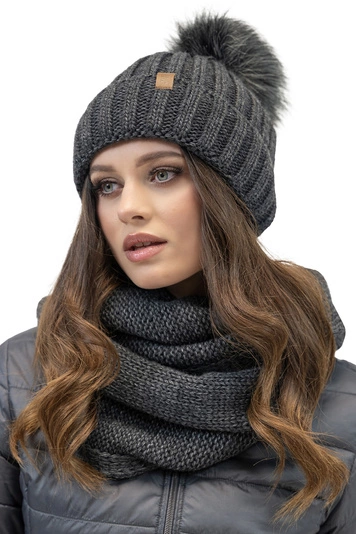 Vivisence Trendiges Damen-Set Mütze Mit Kunstpelz-Bommel Und Loop-Schal Aus Warmem Garn Antistatisches Fleece-Innenfutte, Perfekte Passform Mit Logo Aus Öko-Leder Ideal Für Kalte Wintertage, schwarzgrau