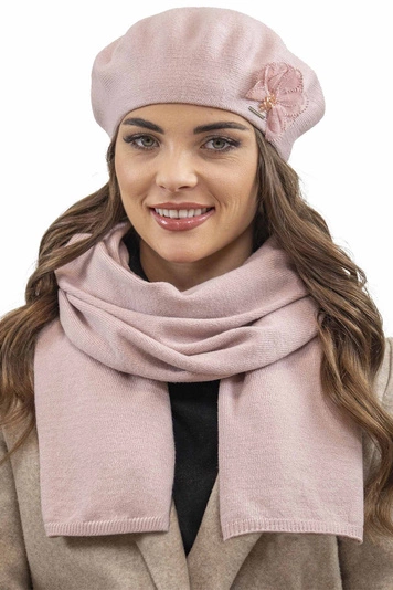 Vivisence Elegantes Damen Winter Set Aus Baskenmütze Mit Blumenapplikation Und Langer Schal Aus Warmem Garn Perfekte Für Kalte Wintertage Ideal Für Elegante Und Sportliche Outfits, rosa