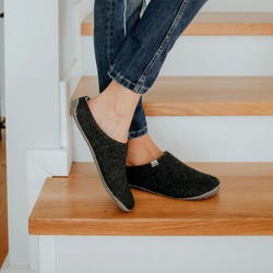 Vollsjö Damen Pantoffeln aus Filz Hausschuhe Dunkelgrau Filzschuhe für Frauen, Modisch und Gemütlich Freizeitschuhe Filzpantoffeln, Heimschuhe, Hergestellt in der EU, dunkelgrau-grau
