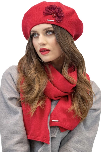 Vivisence Elegantes Damen Winter Set Aus Baskenmütze Mit Blumenapplikation Und Langer Schal Aus Warmem Garn Perfekte Für Kalte Wintertage Ideal Für Elegante Und Sportliche Outfits, rot