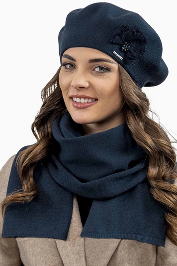 Vivisence Elegantes Damen Winter Set Aus Baskenmütze Mit Blumenapplikation Und Langer Schal Aus Warmem Garn Perfekte Für Kalte Wintertage Ideal Für Elegante Und Sportliche Outfits, dunkelblau