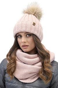 Vivisence Trendiges Damen-Set Mütze Mit Kunstpelz-Bommel Und Loop-Schal Aus Warmem Garn Antistatisches Fleece-Innenfutte, Perfekte Passform Mit Logo Aus Öko-Leder Ideal Für Kalte Wintertage,