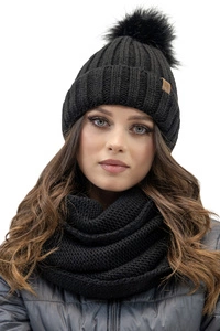 Vivisence Trendiges Damen-Set Mütze Mit Kunstpelz-Bommel Und Loop-Schal Aus Warmem Garn Antistatisches Fleece-Innenfutte, Perfekte Passform Mit Logo Aus Öko-Leder Ideal Für Kalte Wintertage,