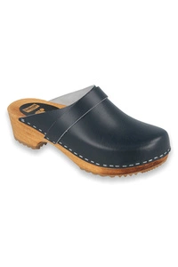 Vollsjö Damen Clogs aus Holz und Leder/Wildleder Hausschuhe Holzschuhe Clogs für Frauen, Modisch und Gemütlich Freizeitschuhe, Heimschuhe, Hergestellt in der EU, Lackleder-Dunkelblau