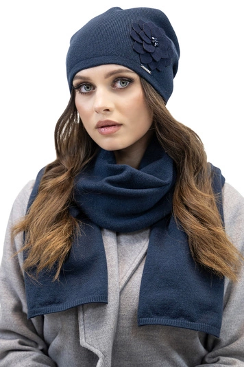 Vivisence Trendiger Damen Winter Set Aus Wintermütze Und Schal Mit Wärmendem Garn Antistatische Blumenapplikation Und Falten Design Perfekt Für Kalte Wintertage, dunkelblau