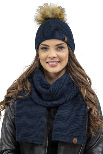 Vivisence Elegantes Damen Winter Set Aus Mütze Und Schal Mit Bommel Aus Warmem Garn Antistatische Eigenschaften Perfekte Passform Für Elegante Und Sportliche Outfits, dunkelblau