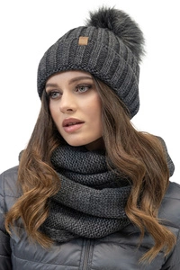 Vivisence Trendiges Damen-Set Mütze Mit Kunstpelz-Bommel Und Loop-Schal Aus Warmem Garn Antistatisches Fleece-Innenfutte, Perfekte Passform Mit Logo Aus Öko-Leder Ideal Für Kalte Wintertage, schwarzgrau