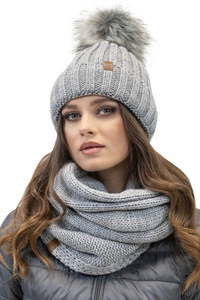 Vivisence Trendiges Damen-Set Mütze Mit Kunstpelz-Bommel Und Loop-Schal Aus Warmem Garn Antistatisches Fleece-Innenfutte, Perfekte Passform Mit Logo Aus Öko-Leder Ideal Für Kalte Wintertage, hellgrau