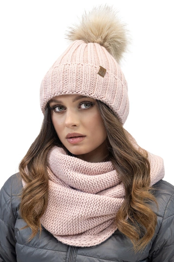 Vivisence Trendiges Damen-Set Mütze Mit Kunstpelz-Bommel Und Loop-Schal Aus Warmem Garn Antistatisches Fleece-Innenfutte, Perfekte Passform Mit Logo Aus Öko-Leder Ideal Für Kalte Wintertage, 