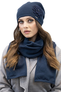 Vivisence Trendiger Damen Winter Set Aus Wintermütze Und Schal Mit Wärmendem Garn Antistatische Blumenapplikation Und Falten Design Perfekt Für Kalte Wintertage, Dunkelblau