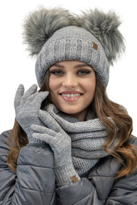 Vivisence Modisches Damen-Winter-Set: Mütze mit Doppelpompons, Loop-Schal und 5-Finger-Handschuhe Mit Antistatischem Fleece Warmem Garn und Nachhaltigen Öko-Leder-Akzenten für Kalte Wintertage, Hellgrau